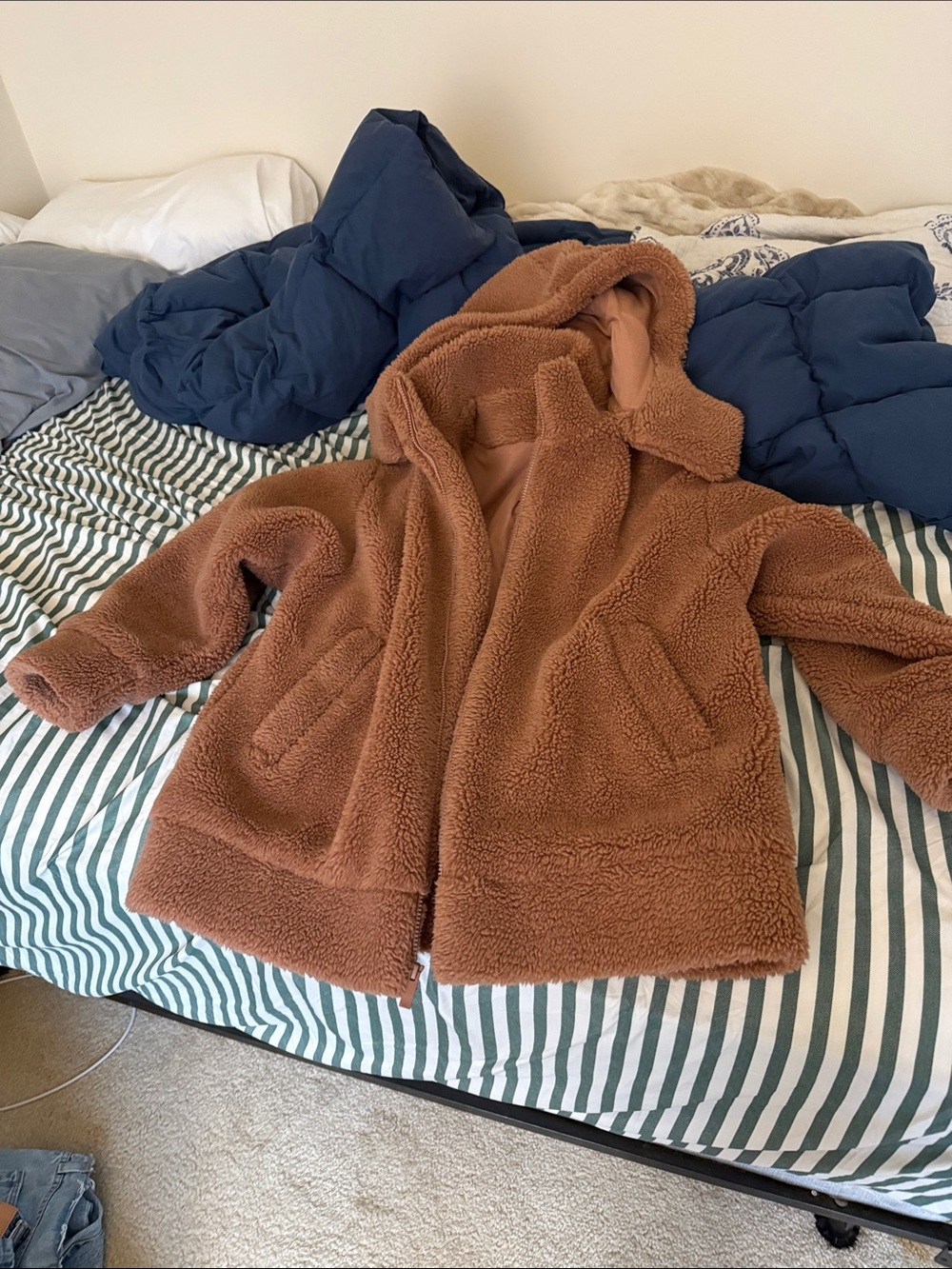 Alo yoga teddy coat. Small